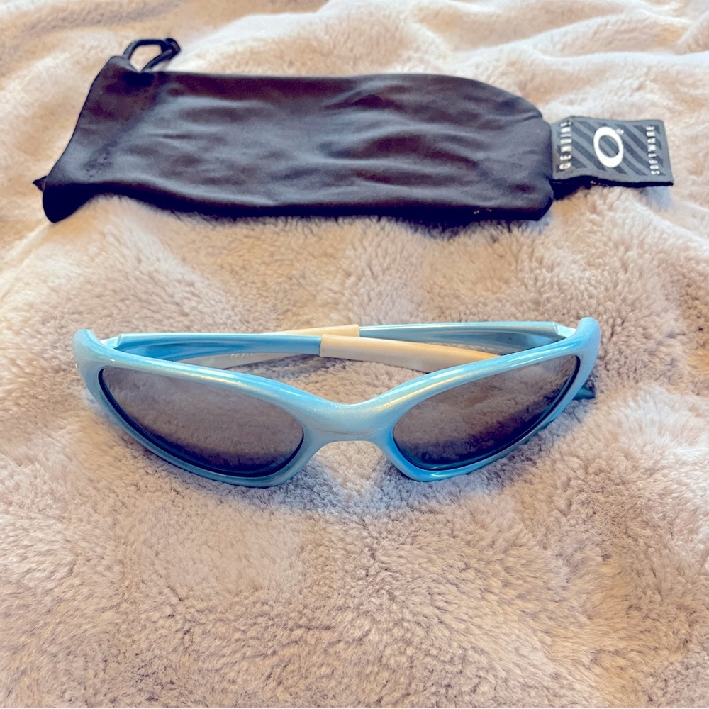 Youth Oakley sunglasses one size in baby blue